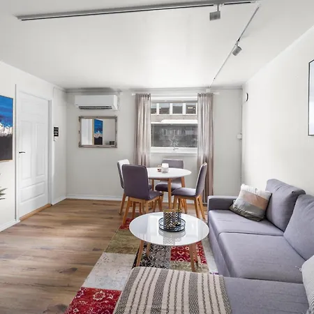 Charming Apartment, Walk To Attractions アパート トロムソ